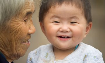 Bà nội nằm liệt lở loét da: cháu đích tôn giúp bà bằng cách khó tin! Bà nội nằm liệt lở loét da: cháu đích tôn giúp bà bằng cách khó tin!