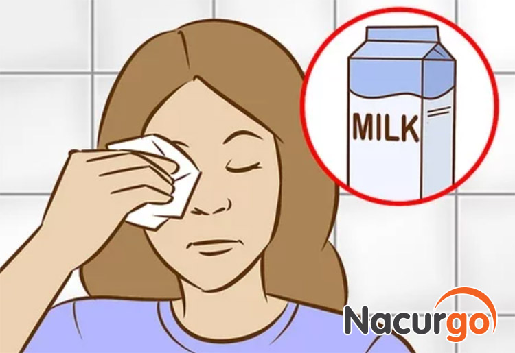 Có thể lấy bông tẩy trang thấm sữa và lau lên vùng mắt