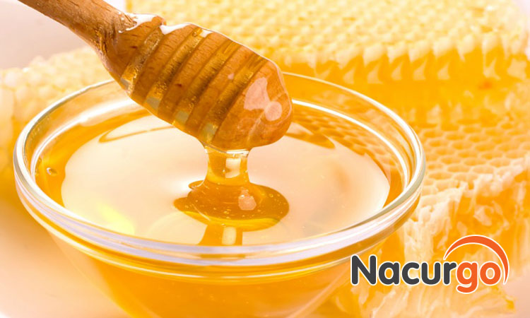 Mật ong cũng là nguyên liệu giúp làm mát, cấp ẩm tốt cho vết bỏng nhẹ trên mặt