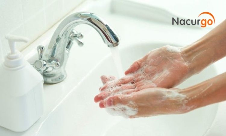 Rửa tay và dụng cụ y tế trước khi xử lý vết thương