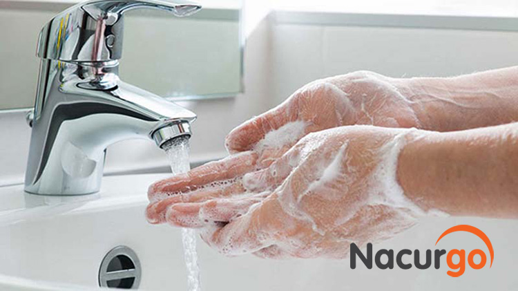 Rửa và sát trùng tay trước khi xử lý vết thương hở