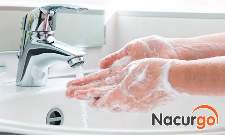 Rửa và sát khuẩn tay sạch sẽ trước khi xử lý vết thương