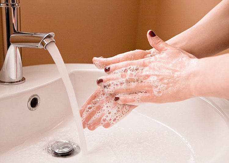 Các bước xử trí nhiễm trùng da tại nhà 1 Rửa tay sạch sẽ trước khi xử lý vết thương